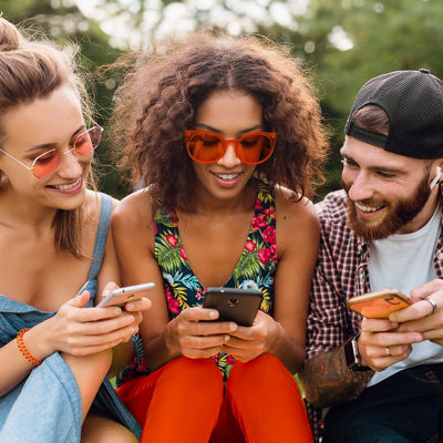 Pareja sonriendo con un teléfono