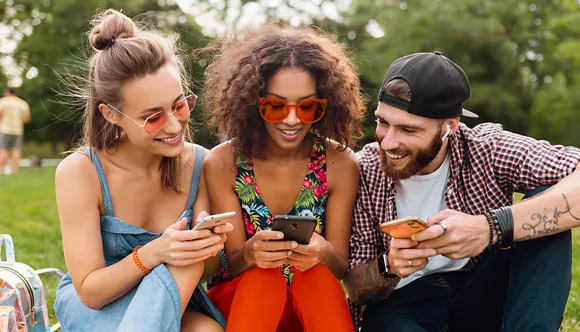 Amigos mirando el teléfono juntos