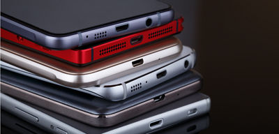 una pila de smartphones