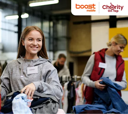 Mujer ayudando a clasificar las donaciones