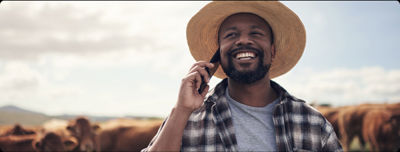 Hombre hablando por teléfono con un Plan Unlimited