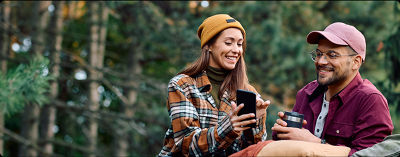Pareja hablando por teléfono con el Plan Unlimited Plus