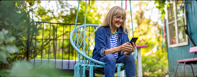 Mujer hablando por teléfono con el Plan Unlimited Premium