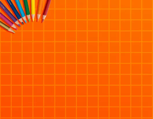 Fondo cuadriculado anaranjado con lápices de colores