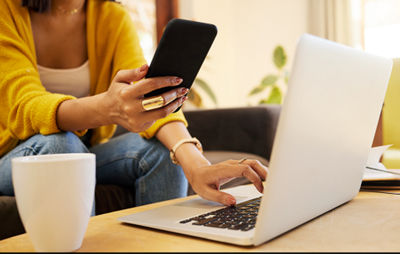 Cliente de Boost iniciando sesión en su cuenta para agregar un hotspot