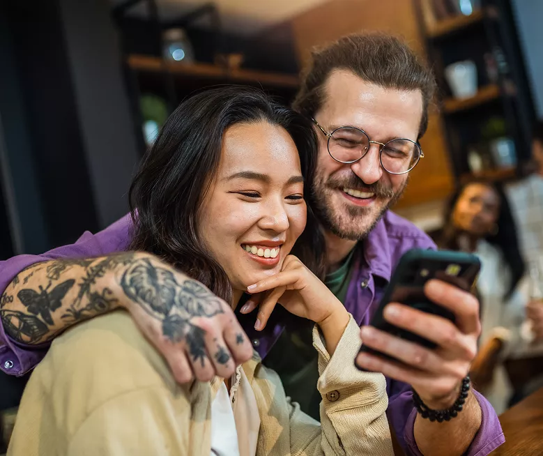 una pareja sonriendo