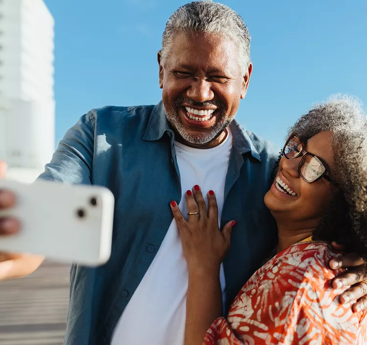 una pareja sonriendo