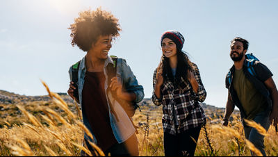 Mujer ayudando en una campaña benéfica de recolección de ropa