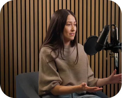 Chica en un podcast