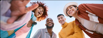 Cuatro amigos sonríen juntos