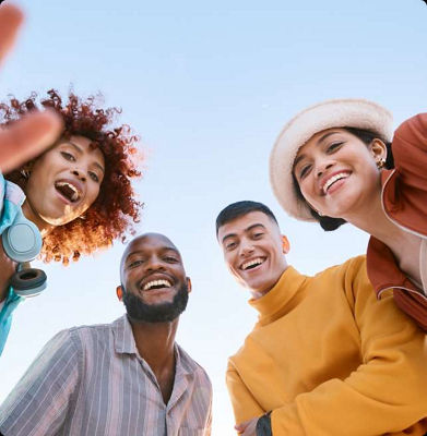 Cuatro amigos sonríen juntos