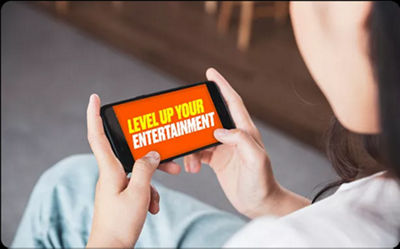 Pantalla de teléfono con el mensaje "Mejora tu entretenimiento".