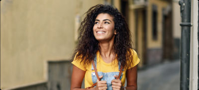 mujer internacional mirando hacia el cielo