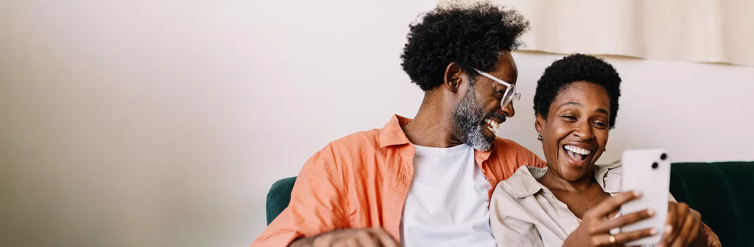 Pareja mirando su teléfono juntos