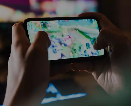 mano sosteniendo un teléfono