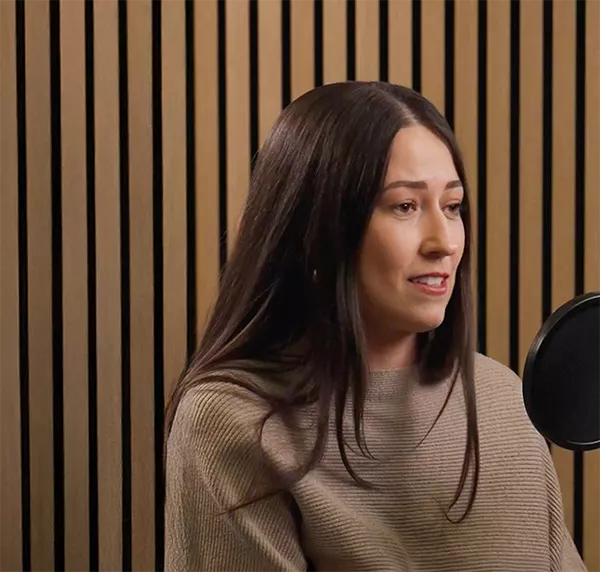 Mujer hablando en un pódcast