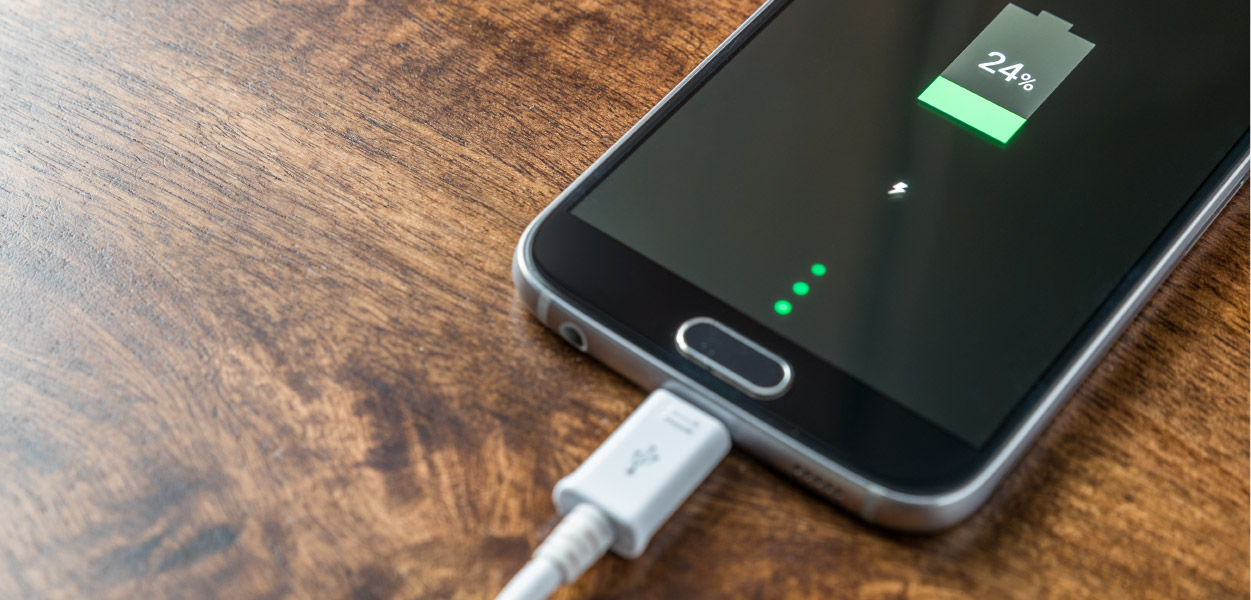un smartphone que se está cargando